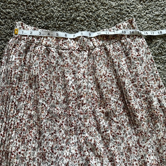 LOFT Floral High Waist Pleated Lined Shorts - Picture 7 of 14